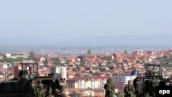 Francuski vojnici nadgledaju Mitrovicu, april 2009. - iz arhive