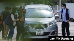 Policija privodi radnike lista Apple Daily, Hong Kong (17. juni 2021.)
