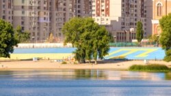 Изображение крымскотатарского флага на Оболонской набережной
