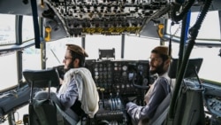 Talibani u kokpitu aviona avganistanskih snaga na aerodromu u Kabulu 31. avgusta 2021.