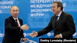 Президент Росії Володимир Путін і колишній канцлер Німеччини Герхард Шредер (праворуч), фото архівне