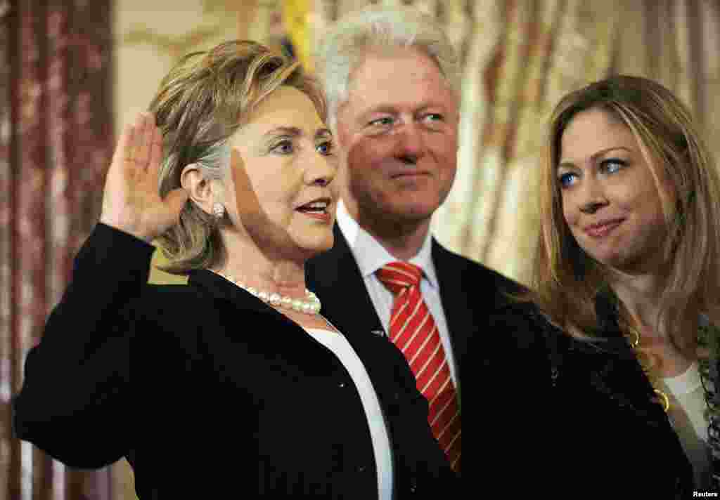Hillary Clinton sa suprugom Billom Clintonom i kćerkom Chelseom polaže zakletvu na mjesto državne tajnice, Washington, 2. februar 2009. Foto: REUTERS / Jonathan Ernst