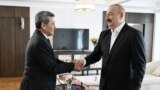 Türkmenistanyň daşary işler ministri Raşid Meredow (çepde) we Azerbaýjanyň prezidenti Ylham Alyýew. 3-nji iýul