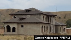 Бакиевдин уулуна тиешелүү экени кабарланган "Ideal hause" аттуу жердеги үйлөр. 30-октябрь, 2015-жыл. 