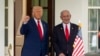 Президент Дональд Трамп, ліворуч, стоїть з прем'єр-міністром Ізраїлю Беньяміном Нетаньягу у Білому домі, 7 квітня 2025 року