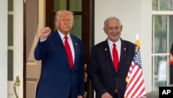 Президент Дональд Трамп, ліворуч, стоїть з прем'єр-міністром Ізраїлю Беньяміном Нетаньягу у Білому домі, 7 квітня 2025 року