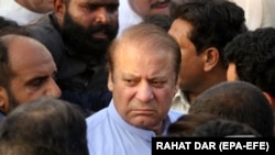 نواز شریف د خپلې مېرمنې کلثوم نواز د جنازې پر مهال. ۲۰۱۸، ۱۲ سېپټېمبر 