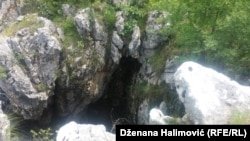 Jama na Kazanima u koju su bačena tijela ubijenih civila iz Sarajeva, arhivska fotografija