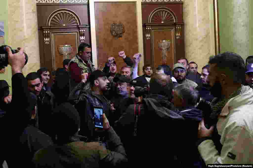 Розлючені люди біля входу до будівлі уряду в Єревані. Міністерство оборони Вірменії оприлюднило заяву про конфлікт у Нагірному Карабасі, в якій сказано, що &laquo;час зупинити кровопролиття&raquo;