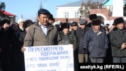 2010-жыл, 13-декабрда Жети-Өгүз районунун мугалимдери нааразылык акциясына чыккан.