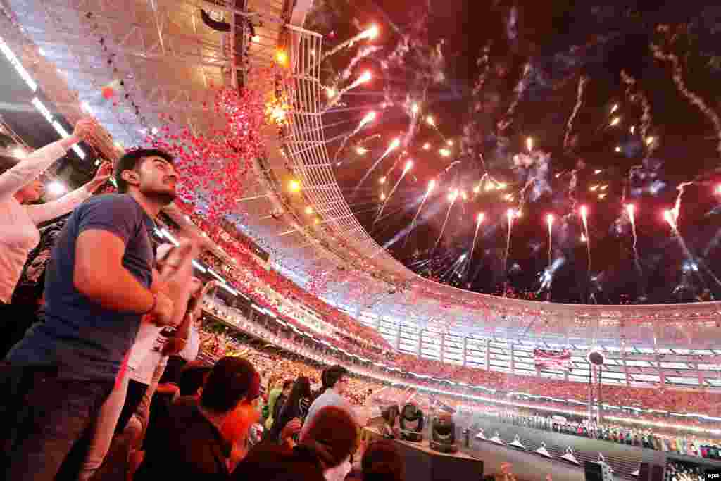 Vatromet tokom ceremonije otvaranja Evropskih igara na Olimpijskom stadionu u Bakuu, 2015.