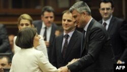 Novoizabrana predsednica Kosova Atifete Jahjaga (levo) čestita joj kosovski premijer Hašim Tači na vanrednoj sednici parlamenta, Priština, 07. april 2011.