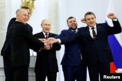 Президент Росії Володимир Путін та окупаційні керівники 4 захоплених РФ регіонів на церемонії оголошення анексії контрольованих Росією територій у вересні 2022 року