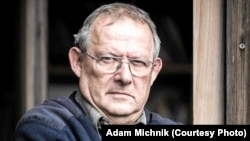 Адам Міхнік – польський історик, засновник і головний редактор Gazety Wyborczej (Варшава), дисидент, політв’язень комуністичного режиму, один з ідейних натхненників польської «Солідарності», почесний професор НаУКМА