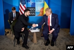 Президент України Володимир Зеленський і президент США Дональд Трамп у Гаазі. 25 червня 2025 року
