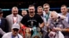 Александр Усик с чемпионскими поясами