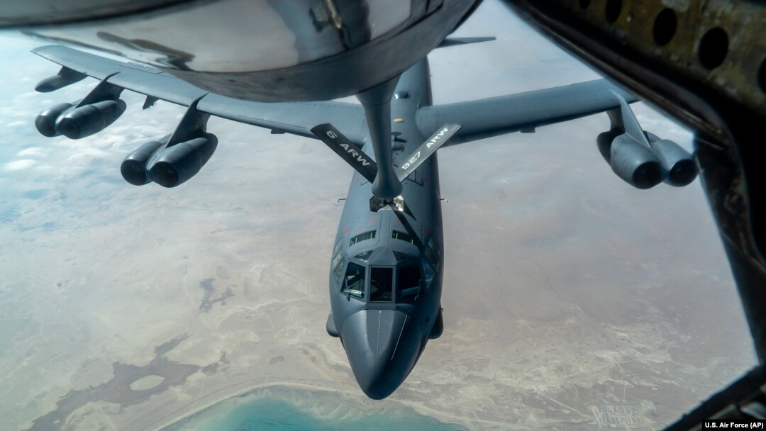 Američki avion B-52H ispod koga je nošen buster za lansiranje rakete