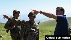 Օմբուդսմեն Արման Թաթոյանը Սյունիքի մարզի սահմանին, մայիս, 2021թ․