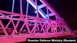 Російська військова техніка рухається Керченським мостом, лютий 2022 року