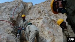 آرشیف، کارکنان معدن طلا در جریان کار در ولایت بغلان.