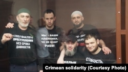 Частина фігурантів «другої сімферопольської групи» «справи Хізб ут-Тахрір» на засіданні російського суду в Сімферополі. Крим, 21 лютого 2022 року. Перший праворуч – громадянський журналіст Ремзі Бекіров