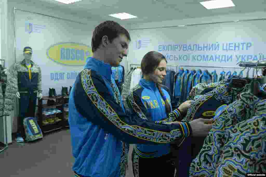 Українська спортивна форма має кольори національного прапора &ndash; синій та жовтий, але шиє її, як і попередніми роками, фірма &laquo;Боско&raquo; з Росії