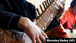 شماری از شاگردان انستیتوت ملی موسیقی افغانستان 
