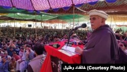 محمود خان اڅکزي په افغانستان کې د طالبانو پر حکومت هم غږ وکړ چې نړۍ ته دا باور ورکړي‌ چې ګواکې دوی د نړۍ د یوه مذهب هم مخالف نه دي. 