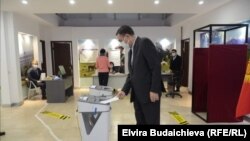 Түркиядагы элчиликте ачылган шайлоо участогунда добуш берүү. Анкара, Түркия. 10-январь, 2021-жыл. 