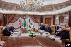 Переговори американської (ліворуч) та української делегацій у Джидді, Саудівська Аравія, 11 березня 2025 року