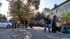 Ашхабад шаарындагы Өзбекстандын элчилигинин алдында кезек күткөндөр.