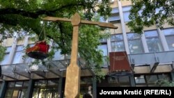 Maketa vage koja simbolično prikazuje da su studenti jači od režima, 28. maj 2025.