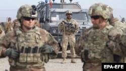 U.S. soldiers attends a training session for Afghan Army soldiers in Herat. (file photo)