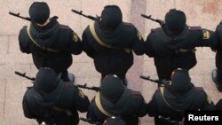 Призовник російського морського корпусу приймає присягу в Чорноморському порту окупованого Севастополя, 2017 рік