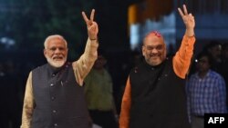 بيل پارلمان ته اميت شاه وړاندې کړ چې دلته د وزیراعظم نريندرا مودي سره د تېرو ټاکنو پر مهال ښکاري. 