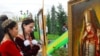 Школьницы рассматривают картину с изображением женщины в традиционной туркменской одежде. Выставка "Восточная красота и реальность", Ашхабад, апрель, 2010 год. 