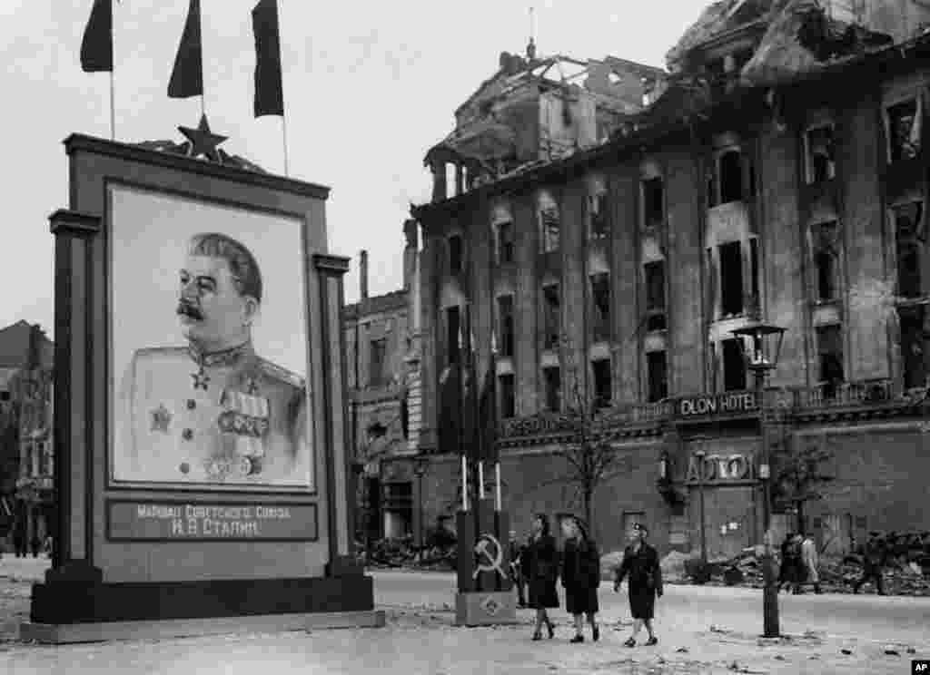 Портрет радянського лідера Йосипа Сталіна в центрі Берліну. Літо 1945 року.