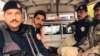 منظورپشتين پخوا هم څو ځل نیول شوی. دا یې په ۲۰۲۰ کال کې په ډېره اسماعيل خان کې د ګرفتارۍ تصویر دی.