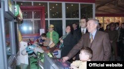 Нурсултан Назарбаев президент кезинде аялы Сара, небереси Айсултан (оңдо) менен оюн-зоок борборун ачуу маалында.  Алматы, 1997-жыл.​