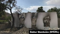 Разрушенные в результате конфликта дома в селе на границе Кыргызстана и Таджкистана. 