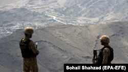 عکس آرشیف : دو سرباز اردوی پاکستان در نقطه سرحدی بین پاکستان و افغانستان در حال گزمه دیده میشوند.