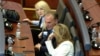 Xhevahire Izmaku dhe Famir Limaj nga Nisma Socialdemokrate në njërën prej seancave për konstituim të Kuvendit.