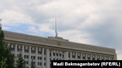 Алматы қалалық әкімдігі төбесіндегі төмен түсірілген ту