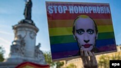 Чеченстандагы кумсаларга каршы куугунтукту токтотууга чакырган Париждеги акция, 20-апрель 2017-жыл.