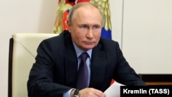 Путін назвав президента України Зеленського «євреєм за національністю» і людиною, у якої «можливо, там кров намішана», поставивши запитання, як визначатимуть його (Зеленського) і йому подібних людей, чи «справжні» вони українці