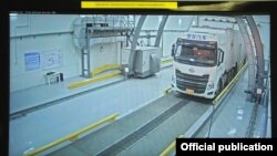 «Эркечтам» көзөмөл-өткөрмө бекетинде ишке кирген инспектордук-кароо комплексининин рентгени автоунааны текшерүүдө.