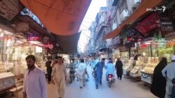 پېښور او کوټه کې ځينې خلک د ګرانۍ له کبله سره زر پلوري
