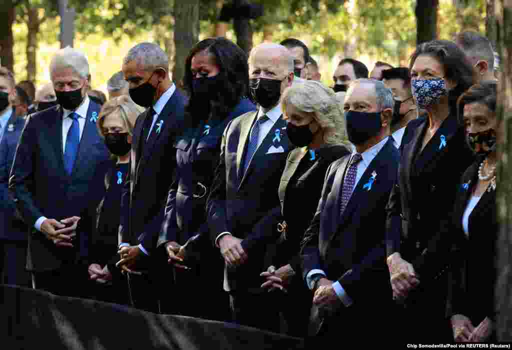 S leva na desno: Bivši američki predsednik Bil Klinton sa suprugom Hilari Klinton, bivši predsednik SAD Barak Obama sa suprugom Mišel Obama, predsednik SAD Džo Bajden, prva dama Džil Bajden, bivši gradonačelnik Njujorka Majkl Blumberg i njegova partnerka Dajana Tajl ispred memorijala u Njujorku 11. septembra 2021. godine