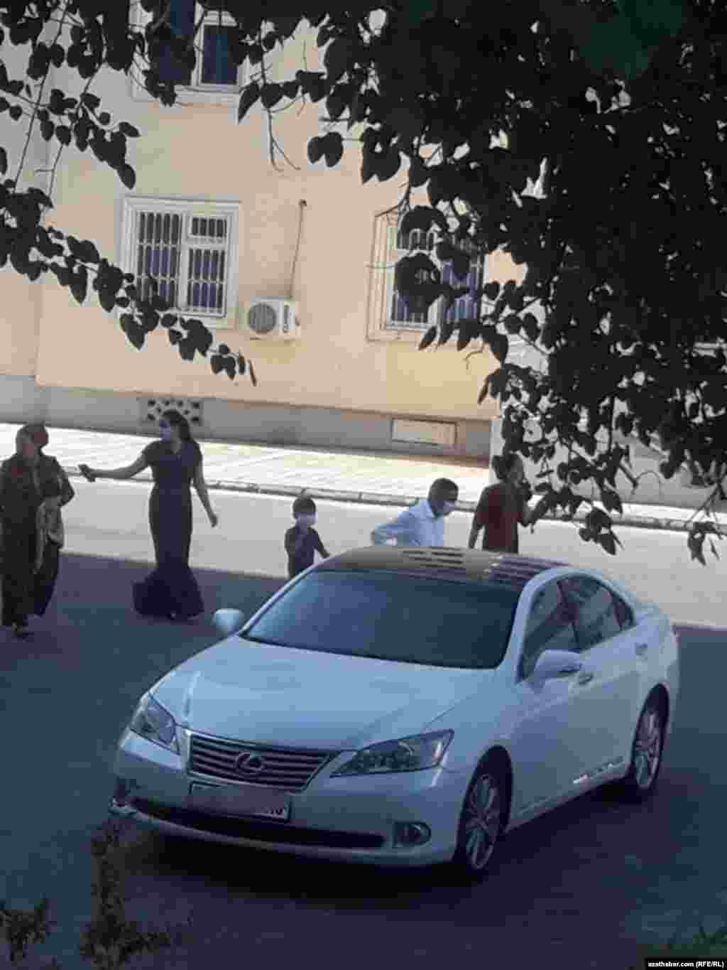 Aşgabat. Adamlar ahyrynda ilkinji gezek daşarda ýüz maskasyny geýmäge başladylar. Iýul, 2020.