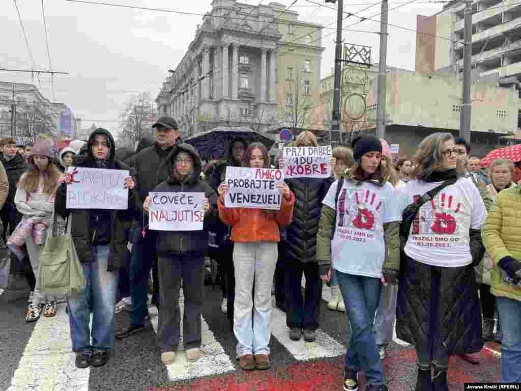 Демонстрантите носеа маици и држеа транспаренти со пораки во кои ги обвинуваат властите дека се одговорни за смртоносниот инцидент во Нови Сад.